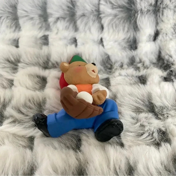 Hallmark Keepsake Ornament Surprise Catch Baseball Bear Christmas 1998 - Picture 6 of 13